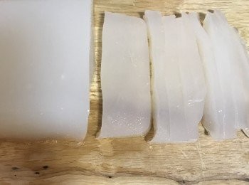 step7: 冷藏後的<span class="group_2">涼粉</span>，冰涼Q軟；倒扣在乾淨的枮板上；