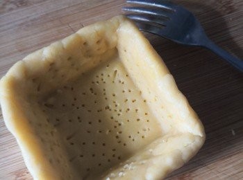 step1: 先做牛油撻皮底的部份,將材料依序粉跟室溫牛油混和後加入蛋黃搓成微黏又不黐手呈泥膠狀便可分成４份搓入撻模內(叉小孔作用是焗時不會鞏起及烈陶,雪20分鐘後以170度焗15-20分鐘取出掃上朱古力漿待涼備用