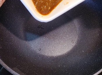 step7: 同時間將<span class="group_2">醃料</span>的汁下鑊煮滾。