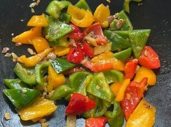 step3: 燒熱油，爆香蒜蓉、薑片、乾蔥，倒入彩椒炒至半熟。