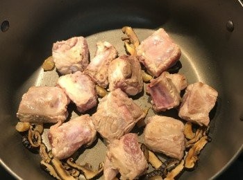 step4: 放入排骨略煎；
