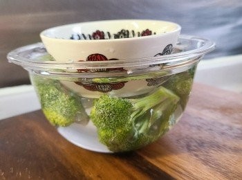 step2: 將西蘭花放入鹽水中浸15-30分鐘，水一定要浸過花球，可用重裡面藏住的小蟲（如有）就會通通浮出來。 浸完鹽水，要再用流動的水徹底沖洗清潔。