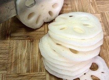 step2: 將蓮藕去皮切薄片。