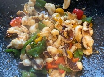 step4: 倒入八爪魚及<span class="group_2">調味</span>料大火炒熟，再倒入生粉水勾芡即可。