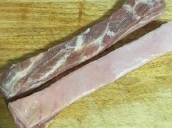 step2: 用高梁酒，完全的刷在五花肉上；