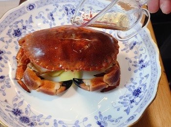 step3: 碟上先放上薑片，再放上麵包蟹，倒上紹酒。