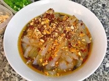 step15: 撒上芝麻和碎腰果或花生，淋些辣油；最後再撒上蔥花，擺些香菜即可。