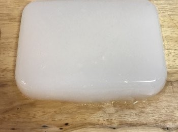 step6: 準備一碗可飲用的水，將刀沾濕後再切；切片後再切條；