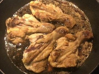 step5: 將雞腿翻面皮朝下；倒入醬汁燒滾後試醬汁調整；