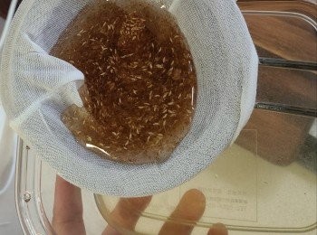 step4: 將之倒入紗布袋，隔走渣。