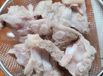 step3: 沖一沖水後切成一件件。