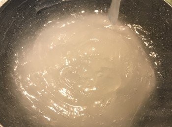 step4: 維持小火，將葛粉糊煮滾到呈透明狀且冒泡即可。
