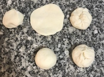 step14: 將每一份略捏成糰後，用手掌壓扁，再用手指將麵皮由外往中間摺壓，這樣拿起來後轉面就成了一顆圓型，記得要照整型的順序排好喔！