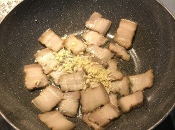 step3: 下蒜末炒香；