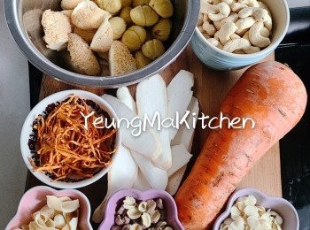 step1: 急凍鮮猴頭菇先解凍，再泡水，再用手擠出黃色的髒水（重覆做3次)，用滾水汆燙半分鐘，擠乾水分備用。南北杏洗淨浸水約15分鐘備用。紅蘿蔔去皮洗淨切件備用 ; 栗子洗淨備用；蟲草花洗淨備用 ; 腰果汆水備用；無花果洗淨切半備用。乾淮山、百合、蓮子洗淨浸水15分鐘備用。