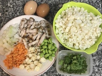 step1: 鹹豬肉切條、洋蔥切丁、紅蘿蔔切小丁、玉米筍切圈狀；花椰菜洗淨切碎；蔥切蔥花用香菜的話則略切即可。