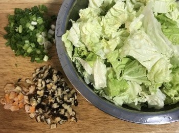 step5: 接著炒白菜內餡：乾香菇和蝦米洗淨泡冷水備用；小白菜切條狀，香菇和蝦米切末；