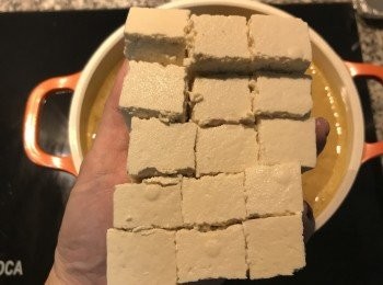 step6: 木棉豆腐洗淨，切小塊放入湯中，繼續熬煮。