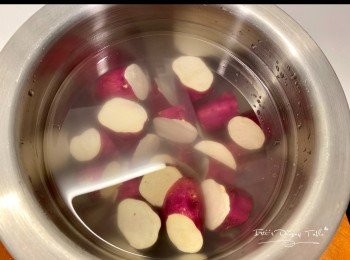 step1: 番薯切粒，浸水15分鐘