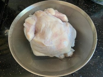 step1: 將春雞洗乾淨，加少少鹽在水中，放入春雞浸10分鐘