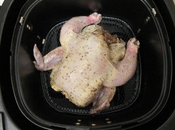 step5: 將春雞放在炸鍋內，肚向上，
180度氣炸20分鐘