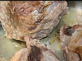 step6: 燒紅煲，下油，慢火，將金錢展每面煎香，盛起。加入洋蔥、蒜頭及薑片，轉中火爆香，加入豆瓣醬及沙茶醬炒香，轉大火，灑上紹興酒，至酒精揮發，