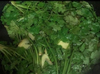 step3: 熱鍋將水煮滾，然後加入薑片和芫茜，煮約15分鐘加入皮蛋煮5分鐘。