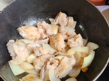 step5: 加入豬軟骨炒香。