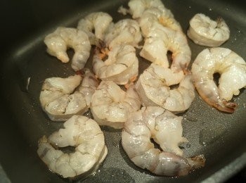 step1: 蝦解凍後用1茶匙鹽水浸洗一陣，之後換水直至水清澈，用油煎到蝦8成熟盛起。