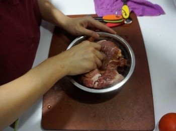 step2: 加入醃料拌勻，醃15-20分鐘