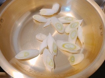 step3: 先下紫蘇油於鍋中和京蔥拌炒。