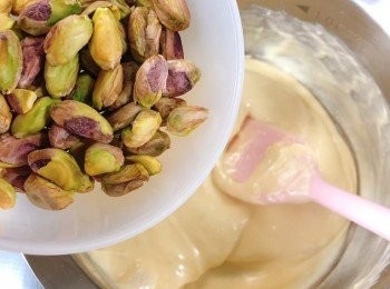 step2: 煮溶棉花糖後，加入奶粉快速攪拌至不見顆粒，最後加入開心果混合。