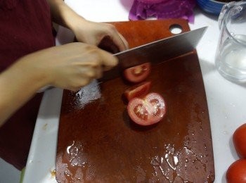 step5: 蕃茄洗淨後去蒂，一開六