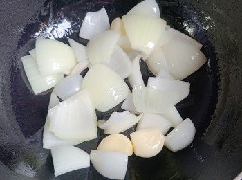 step4: 燒熱鍋，下少許油，將蒜粒及洋蔥炒香。