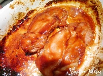 step4: 最後15分鐘，取出叉燒再掃餘下醬汁，並反轉叉燒再焗。（如有放一碗水，此時一起取出）