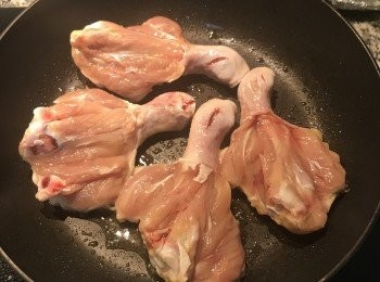 step3: 鍋燒熱下少許油，棒棒腿正面下鍋煎上色；