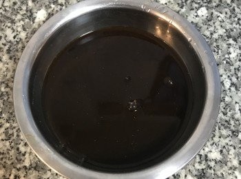 step9: 調味料裡的醬油膏、醬油、白胡椒粉、米酒再加點水混勻；