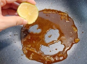 step8: 同時加入柚子蜜和青/黃檸檬汁，試味(可因應個人口味而自行調較份量）。將煮好的汁醬淋上已焗好的雞下髀上，並撒上蔥粒便可享用。