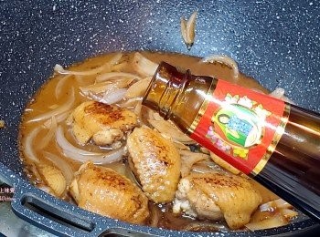 step7: 將調味料加入後，煮兩分鐘。