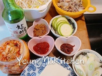 step1: 預備材料：急凍雜錦海鮮解凍洗乾淨，用廚紙抺乾水分後用少許胡椒粉略醃；翠肉瓜洗淨切片；京蔥洗淨切厚片（另可留一些切絲作裝飾），嫩豆腐切塊；剛巧家中用完蒜蓉，未補給，所以我沒有加。泡菜可分兩次加入～一次拌炒，一次完成後放上，泡菜汁留下備用。我用日本白味噌（剛巧家中有，費時再買）代替韓式大醬（韓國味噌）。