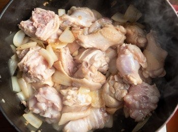 step2: 接著將雞肉下鍋炒出香氣