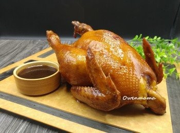 step10: 最後將雞撈起; 待15分鐘讓雞稍涼後斬件上碟， 以<span class="group_2">滷水汁</span>佐食