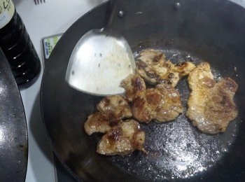 step7: 燒熱鑊，下油後先將豬扒煎為熟透，剩起備用