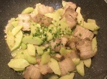 step6: 開蓋試佛手瓜的軟硬度和調味，依自己喜好做調整，撒上蔥花炒勻即可。