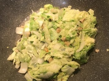 step7: 接著下白菜加鹽、糖、白胡椒粉拌炒兩下即可起鍋；