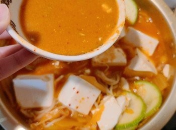 step8: 最後可用大湯匙在鍋中取出少許煮汁，先在小碗內將味噌攪拌溶解才下鍋，略煮一下熄火。記得試味，最簡單的可以用醬油或水作調整淡鹹味道。起鍋前可再加入少許紫蘇油，放上京蔥絲和泡菜便完成。