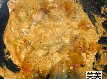 step5: 加入水及椰漿大火煮滾，轉中火炆煮至汁料變濃。
最後加入魚露及糖調味即可。