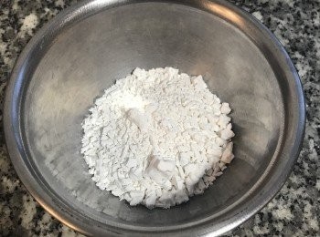 step1: 選擇天然有機的葛粉，秤好重量。
將滾水的600g秤好煮滾；
