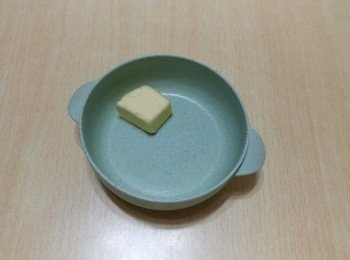 step4: 煮溶牛油，下蒜頭。