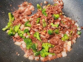 step5: 先下少許油將洋蔥和西蘭花炒至軟身，再加入鹹牛肉炒勻。